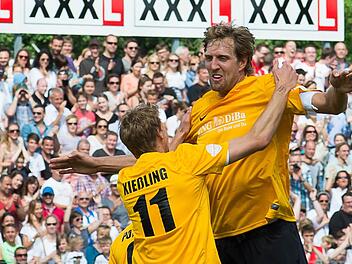 Dirk Nowitzki (r.) beim Benefizspiel in Würzburg. Fotos: Tobias Köpplinger