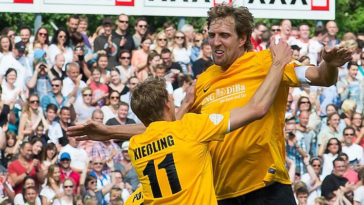 Dirk Nowitzki (r.) beim Benefizspiel in Würzburg. Fotos: Tobias Köpplinger