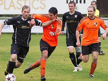 Der Kleintettauer Spielertrainer Matthias Deuerling (Mitte, hier im Zweikampf mit Andreas Böhnlein vom FC Kronach) und seine Mannschaft spielen heute in Hirschfeld gegen den TV Ebern. Foto: Heinrich Weiß