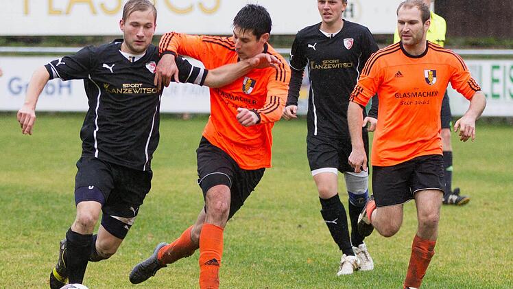 Der Kleintettauer Spielertrainer Matthias Deuerling (Mitte, hier im Zweikampf mit Andreas Böhnlein vom FC Kronach) und seine Mannschaft spielen heute in Hirschfeld gegen den TV Ebern. Foto: Heinrich Weiß