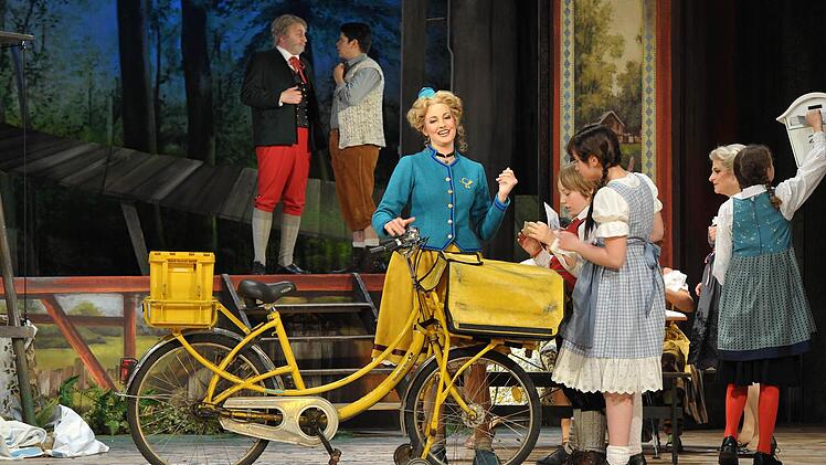 Julia Klein als Christel von der Post: Szene aus dem "Vogelhändler" am Landestheater Coburg.Foto: Andrea Kremper