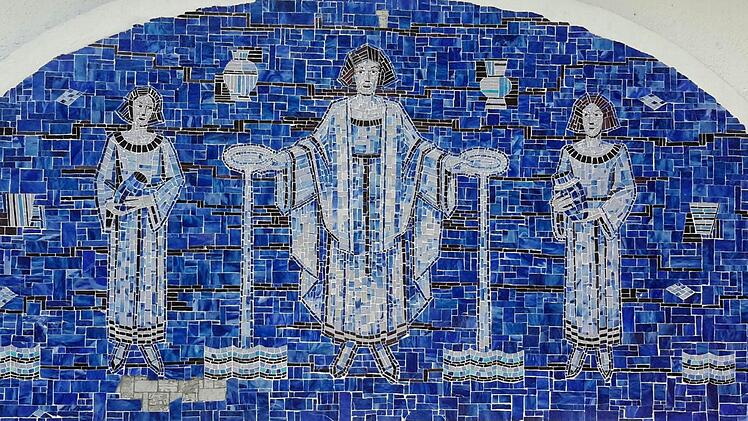 Das Mosaik des Bad Brückenauer Künstlers Fritz Otto Kaufmann ist als einziges nach dem Abriss des ehemaligen Badehauses im Siebener Park übrig geblieben. Foto: Rolf Pralle