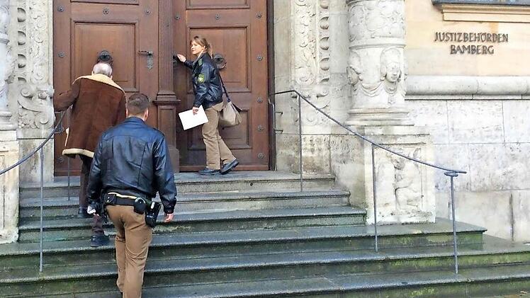 Der Angeklagte auf dem Weg ins Gericht Foto: Gertrud Glössner-Möschk