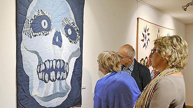 War einer der H&ouml;hepunkte im Museumsjahr 2015: die dritte Auflage der Kunstreihe "Art in B - Kunst in Buttenheim" mit Arbeiten des renommierten amerikanischen Quiltk&uuml;nstlers Ben Venom. Fotos: Andrea Sp&ouml;rlein