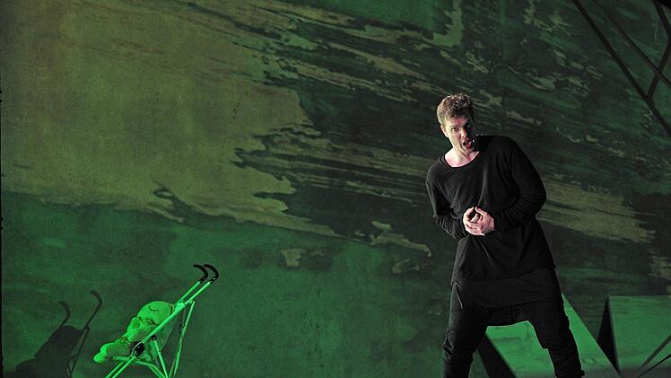 Richard Wagners "Parsifal" feierte Premiere am Landestheater Coburg. Szene aus der Neuinszenierung von Jakob Peters-Messer: Roman Payer als ParsifalFoto: Andrea Kremper