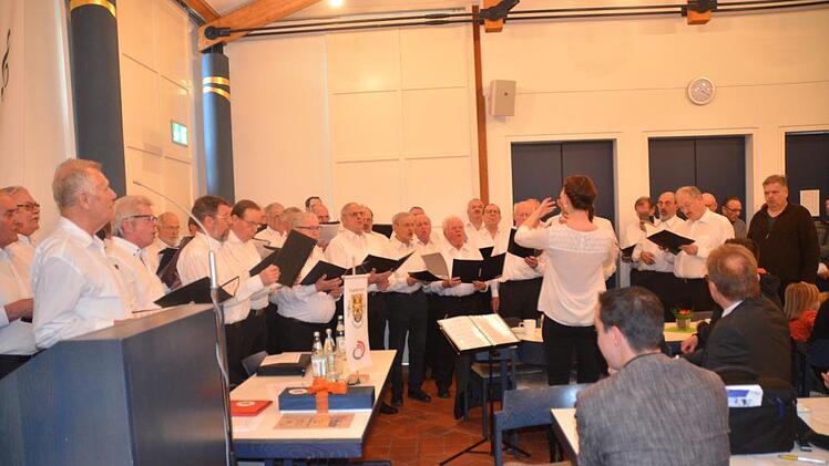 Und auch sie hatten Premiere. Die drei Chöre mit 40 Männerstimmen unter Leitung von Agnes Kauffer. Foto: Karl-Heinz Hofmann