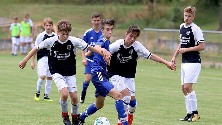 Der Haßfurter Luis Kestler (Mitte), eingekeilt von den Sandern Lars Stussak (links) und Tobias Kleinhenz  Foto: Ralf Naumann