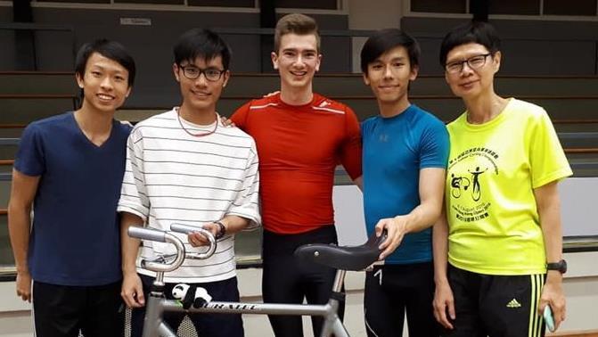 Lukas Kohl (M.) und der Kunstrad-Tross aus Hongkong: Als Gastgeschenk bekam der Weltmeister beim Weltcup in Heerlen einen kleinen Stoff-Pandabären überreicht  (siehe Fahrrad). privat