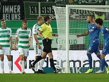 Der Bochumer Lukas Hinterseer (2.v.r.) jubelt mit seinem Kollegen Chung Yon Lee (r) &uuml;ber seinen Treffer zum 0:2. Foto: Daniel Karmann/dpa