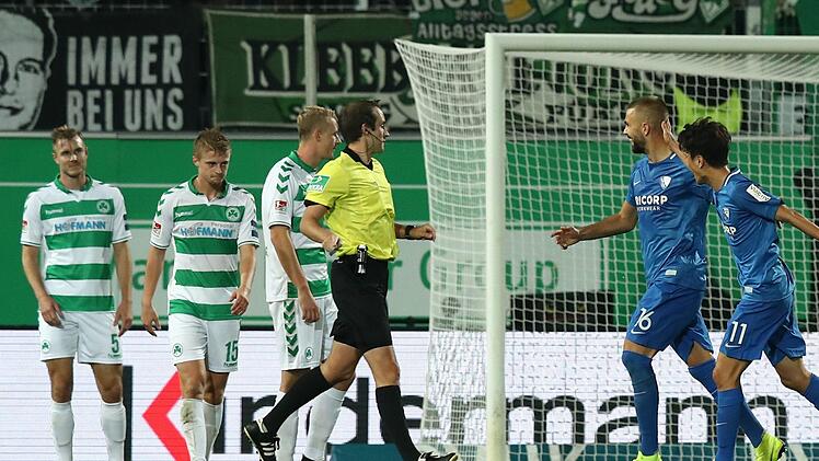 Der Bochumer Lukas Hinterseer (2.v.r.) jubelt mit seinem Kollegen Chung Yon Lee (r) &uuml;ber seinen Treffer zum 0:2. Foto: Daniel Karmann/dpa