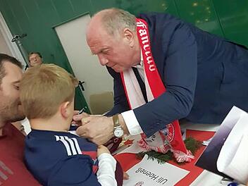 Bayern-Präsident Uli Hoeneß präsentierte sich beim Besuch in Kersbach, gut gelaunt, offen und menschennah.  Foto: privat