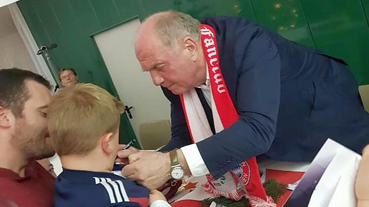 Bayern-Präsident Uli Hoeneß präsentierte sich beim Besuch in Kersbach, gut gelaunt, offen und menschennah.  Foto: privat