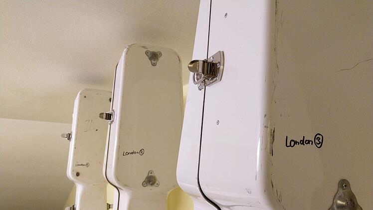 London-Gastspiel des Philharmonischen Orchesters Landestheater Coburg: Die Transportkisten für die Kontrabässe sind schon beschriftet.Foto: Jochen Berger