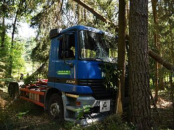 Mann fällt aus Fahrerkabine: Lastwagen fährt führerlos in Waldstück