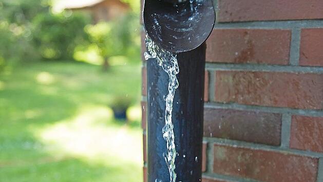 Regenwasser aus Regenrinne