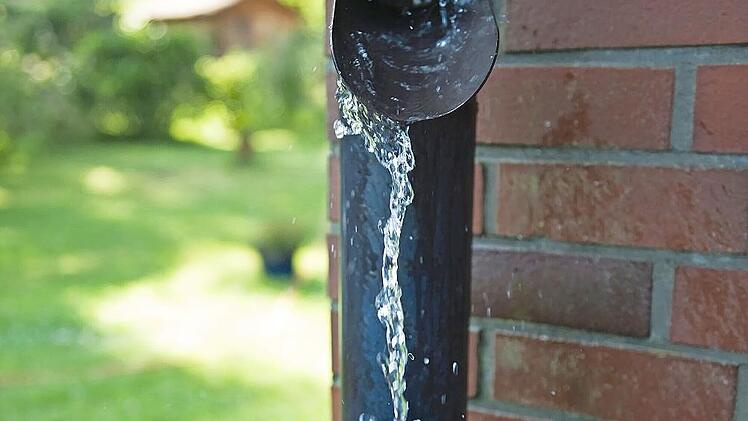 Regenwasser aus Regenrinne