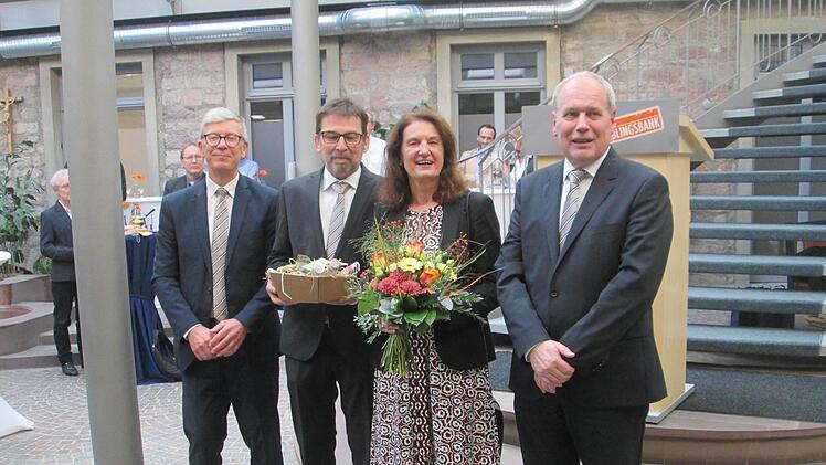 Der Dank der beiden Vorstände, Jürgen Klubertanz (l.) und Roland Knoll (r.), galt dem Teamleiter von "Raum und Bau", Eberhard Koch und Innenarchitektin Dorina Vogt-Ernst (Mitte). Foto: Winfried Ehling