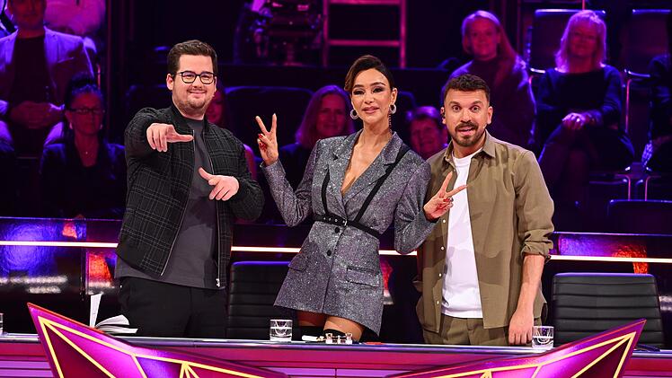 Das neue Rateteam Chris Tall und Verona Pooth mit Gast Edin Hasanović.