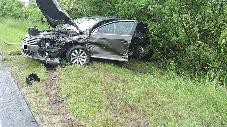 Gut 100 Meter weiter entfernt blieb der Passat in der Böschung hängen. Fotos: Brigitte Krause