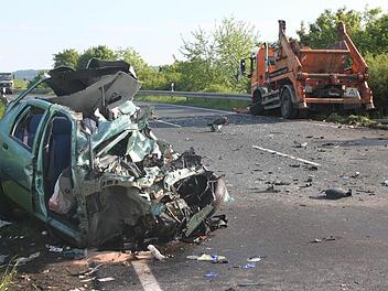 Eine junge Frau ist am Dienstag gegen 17.30 Uhr bei einem Unfall auf der Staatsstraße 2445 (früher B 19) bei Niederlauer noch an der Unfallstelle gestorben. Wie durch ein Wunder überlebte der Beifahrer, wenn auch schwer verletzt. Fotos: Paul Ziegler