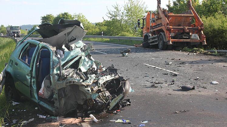 Eine junge Frau ist am Dienstag gegen 17.30 Uhr bei einem Unfall auf der Staatsstraße 2445 (früher B 19) bei Niederlauer noch an der Unfallstelle gestorben. Wie durch ein Wunder überlebte der Beifahrer, wenn auch schwer verletzt. Fotos: Paul Ziegler