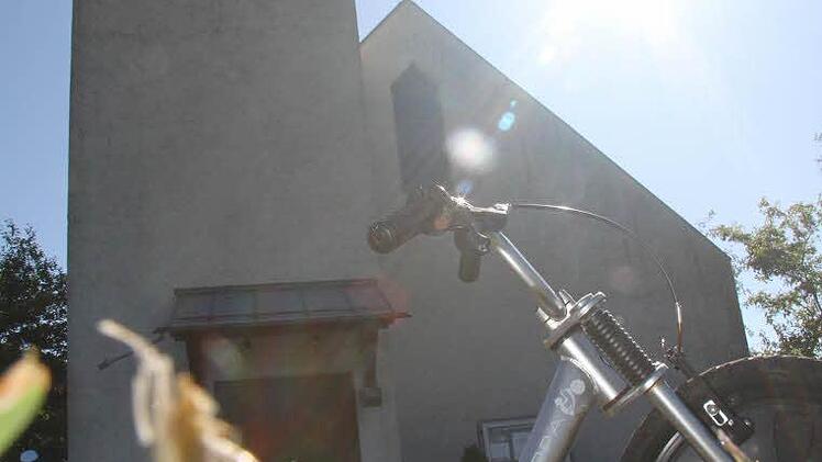 Vor der Kirche in Untersteinach parkten gestern Fahrräder, Tretroller, Tretautos, Bulldogs und vor allem jede Menge Autos, denn Dekan Hans Roppelt hatte zur ersten Fahrzeugsegnung eingeladen.