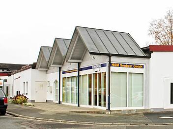 Anlieger im Höchstadter Ina-Weg sind sauer, weil ein Gewerbebetrieb seit sechs Jahren ohne Genehmigung mitten in ihrem Wohngebiet arbeitet.