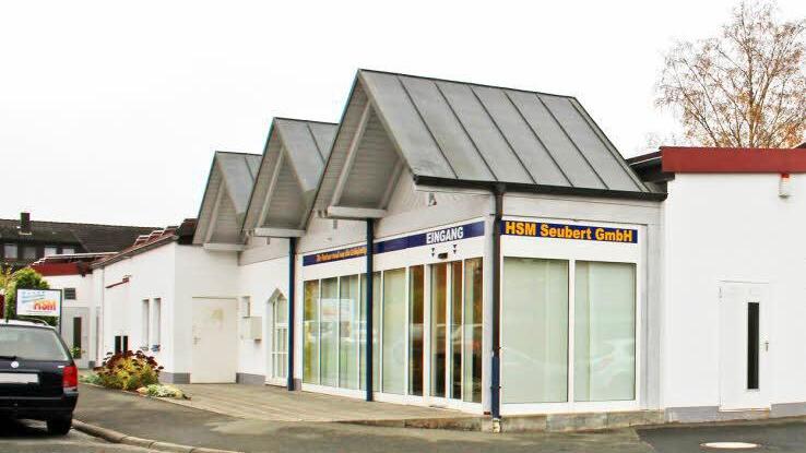 Anlieger im Höchstadter Ina-Weg sind sauer, weil ein Gewerbebetrieb seit sechs Jahren ohne Genehmigung mitten in ihrem Wohngebiet arbeitet.