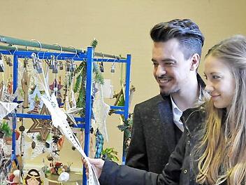 Katharina Klabouch und Christian Cazan sind nicht extra aus Würzburg angereist, weil Katharina aus Reiterswiesen stammt, sondern weil es beim Weihnachtsbasar Sachen gibt, die man andernorts nicht kaufen kann. Außerdem unterstützen beide auch gerne einen guten Zweck. Foto: Peter Klopf