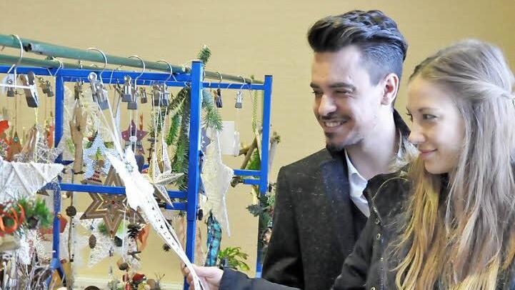 Katharina Klabouch und Christian Cazan sind nicht extra aus Würzburg angereist, weil Katharina aus Reiterswiesen stammt, sondern weil es beim Weihnachtsbasar Sachen gibt, die man andernorts nicht kaufen kann. Außerdem unterstützen beide auch gerne einen guten Zweck. Foto: Peter Klopf