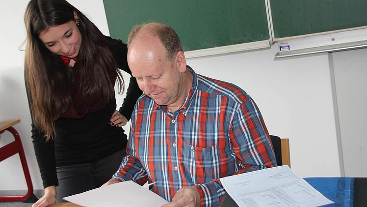 Sieht doch gut aus! Die Realschülerin Tina Zimmermann ist mit dem Zwischenzeugnis aus der Hand von Klassenleiter Günter Kerschensteiner zufrieden. Foto: Katja Müller