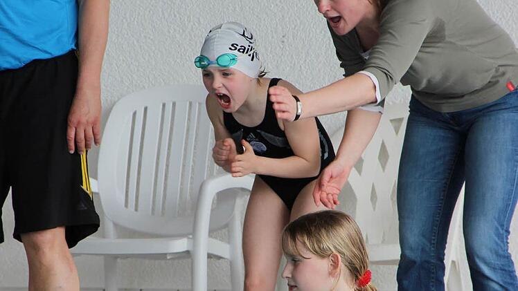 Wechsel beim Staffelwettbewerb: Anna Brugger fiebert ihrem Start in der Staffel der Blaicher J.G.W.-Meußdoerffer- Schule entgegen. Auch ihre Mutter Helga feuern mit an. Foto: Katharina Müller-Sanke