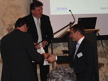 Thomas Hamacher und Tobias Eder erhalten Geschenke vom Landrat. Foto: Katharina Feulner