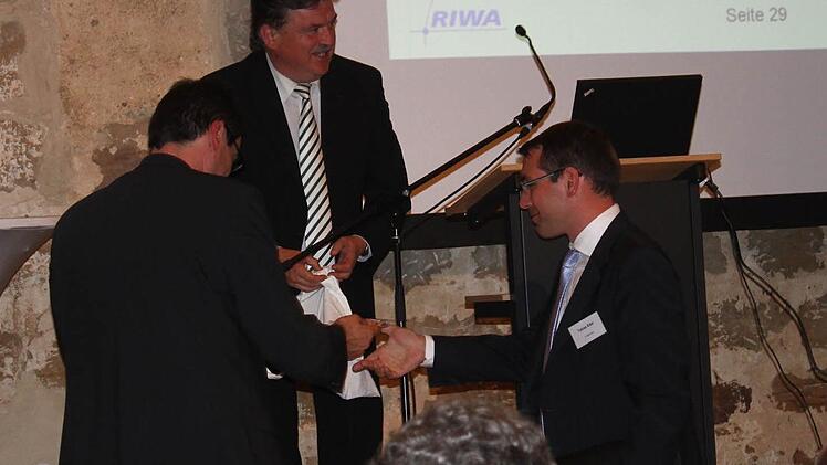 Thomas Hamacher und Tobias Eder erhalten Geschenke vom Landrat. Foto: Katharina Feulner
