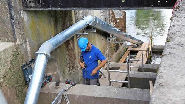 Der derzeit niedrige Wasserstand ist den Arbeitern bei der Installation des Aalabstiegs entgegengekommen.