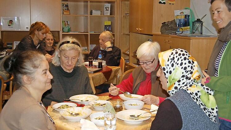 An einigen Tischen sind die Gespräche schon in Gang gekommen. Die Leiterin des Awo-Mehrgenerationenhauses, Liane Blietsch (rechts), freut das. Foto: Helke Renner