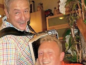 Herbert Gröschel (l.) muss nur auf seinem Akkordeon spielen und schon beginnen seine Fans zu strahlen.  Fotos: privat
