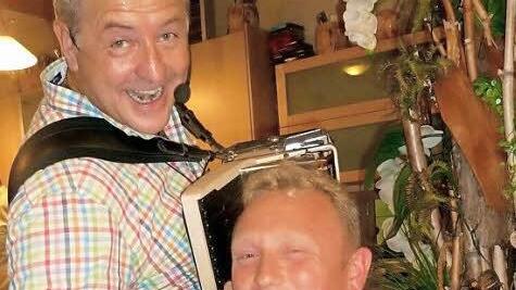 Herbert Gröschel (l.) muss nur auf seinem Akkordeon spielen und schon beginnen seine Fans zu strahlen.  Fotos: privat
