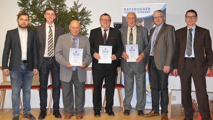 Unser Ehrungsbild zeigt die BFV-Funktionäre und langjährigen Fußball Schiedsrichter (von links) Sebastian Wieber, Alexander Arnold, Heinz Danz, Norbert Kröckel, Rudi Müller, Walter Moritz und Bezirksvorsitzender Jürgen Pfau. Foto: Ruth Müller