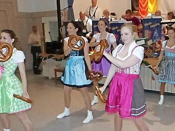 Die Mädchen der Prinzengarde begeisterten im Dirndl mit ihrem Brezentanz. Fotos: Klaus-Peter Wulf