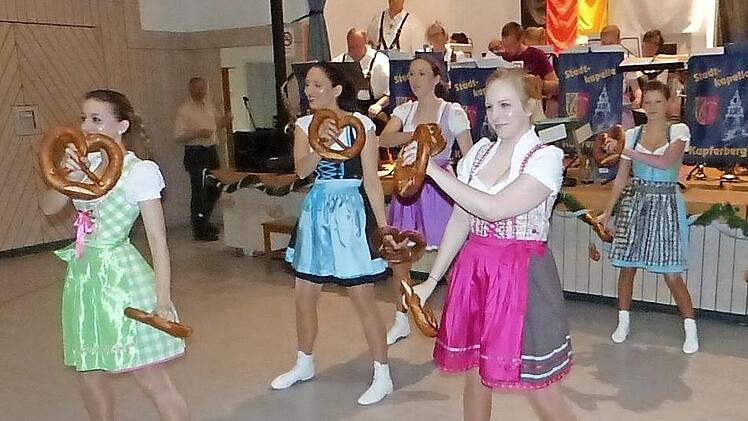 Die Mädchen der Prinzengarde begeisterten im Dirndl mit ihrem Brezentanz. Fotos: Klaus-Peter Wulf