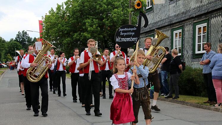 Abwechselnd aus Herrengasse, Kreuzberg und Rosengasse marschierten insgesamt 15 Kapellen und 3 Gesangvereine zum Festplatz, hier die Jugendblaskapelle Witzmannsberg. Foto: Bettina Knauth