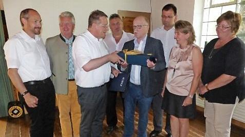 In Würdigung seines langjährigen Engagements für die Partei zeichnete Kreisvorsitzender Henry Schramm (Dritter von links) den scheidenden Kreisschatzmeister Richard von Schkopp (Vierter von rechts) mit der Silbernen Ehrenraute der CSU aus. Foto: Klaus-Peter Wulf