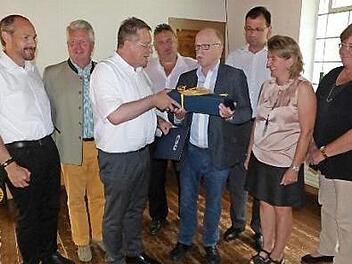 In Würdigung seines langjährigen Engagements für die Partei zeichnete Kreisvorsitzender Henry Schramm (Dritter von links) den scheidenden Kreisschatzmeister Richard von Schkopp (Vierter von rechts) mit der Silbernen Ehrenraute der CSU aus. Foto: Klaus-Peter Wulf