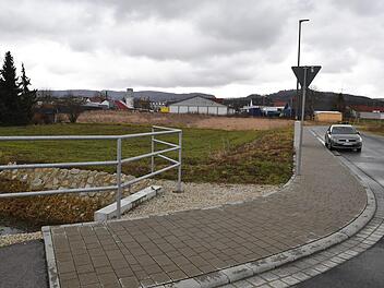 Zu neue Zufahrtsstra&szlig;e ist fertig, der neue Aldi-Markt kann kommen. In wenigen Wochen beginnen die Erdarbeiten. Fotos: Ronald Rinklef