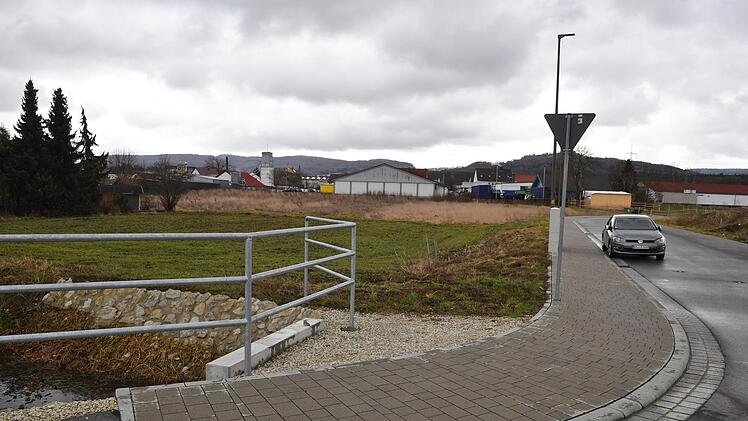 Zu neue Zufahrtsstra&szlig;e ist fertig, der neue Aldi-Markt kann kommen. In wenigen Wochen beginnen die Erdarbeiten. Fotos: Ronald Rinklef