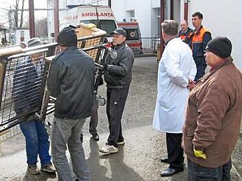 Beim Entladen der Krankenbetten