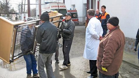 Beim Entladen der Krankenbetten