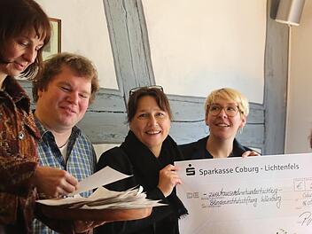 2480 Euro konnte Sylke Hahn von der Volkshochschule Coburg nach der 11. Staffel von "Genießen im Dunkeln" im Seßlacher Pörtnerhof an Silke Radmacher und Sabine Tracht von der Würzburger Blindeninstitutsstiftung überreichen (von rechts). Heike Heimüller und Stefan Sauerbrey (beide Pörtnerhof, von links) lasen den Gästen einige der Zettel vor, die Teilnehmer sich im Dunkeln schrieben.  Foto: Bettina Knauth