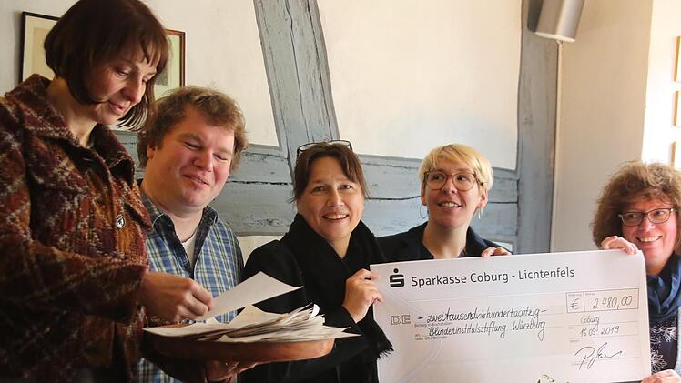 2480 Euro konnte Sylke Hahn von der Volkshochschule Coburg nach der 11. Staffel von "Genießen im Dunkeln" im Seßlacher Pörtnerhof an Silke Radmacher und Sabine Tracht von der Würzburger Blindeninstitutsstiftung überreichen (von rechts). Heike Heimüller und Stefan Sauerbrey (beide Pörtnerhof, von links) lasen den Gästen einige der Zettel vor, die Teilnehmer sich im Dunkeln schrieben.  Foto: Bettina Knauth
